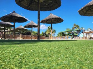 Una piscina al aire libre de temporada (de 10:00 a 20:00), sombrillas
