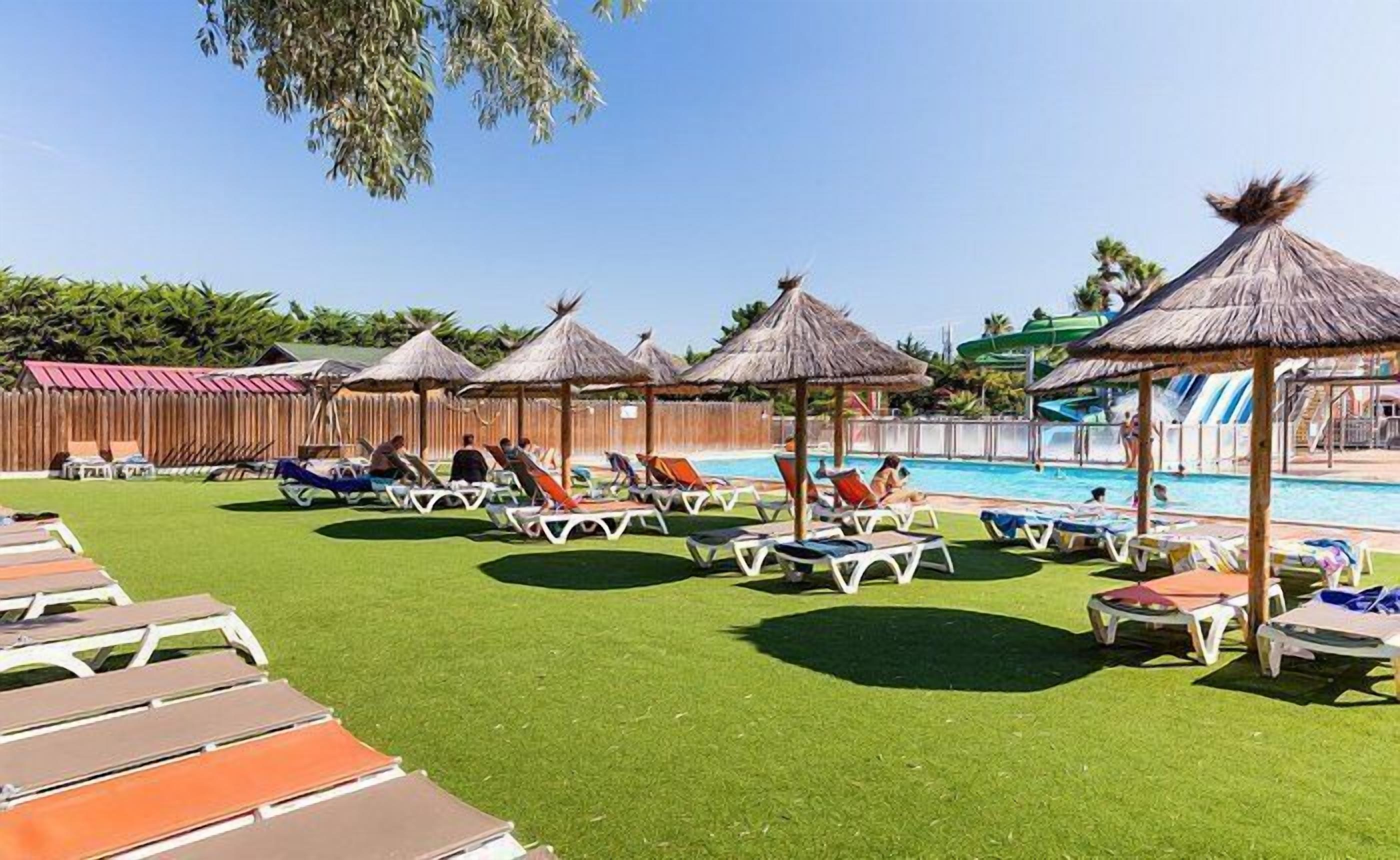Piscine extérieure (ouverte en saison), parasols de plage