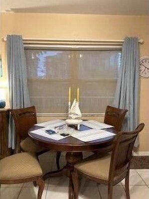 Dining - Cozy Centrally Located Condo-Value Accommodation for your Island Vacation (Marco Island)