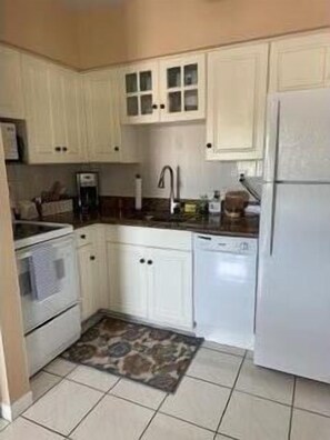 Microwave, dishwasher, coffee/tea maker, toaster - Cozy Centrally Located Condo-Value Accommodation for your Island Vacation (Marco Island)