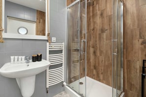 Dusche, Haartrockner, Handtücher, Shampoo
