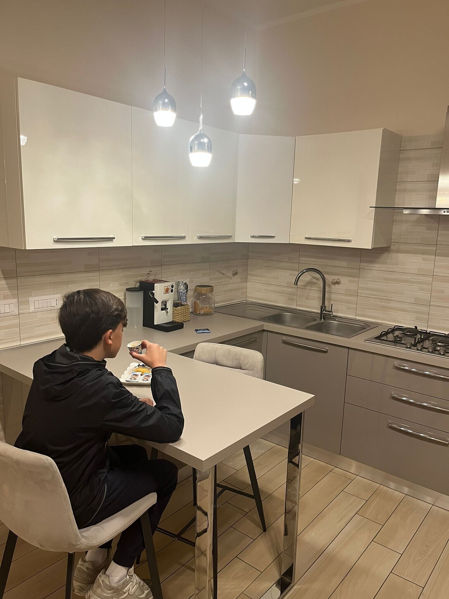 Kühlschrank, Mikrowelle, Ofen, Herdplatte