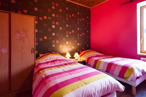 Room - Holiday Home 'Gîte Du Pré Charmant' with Private Garden and Wi-Fi (Saint-Romain-les-Atheux)