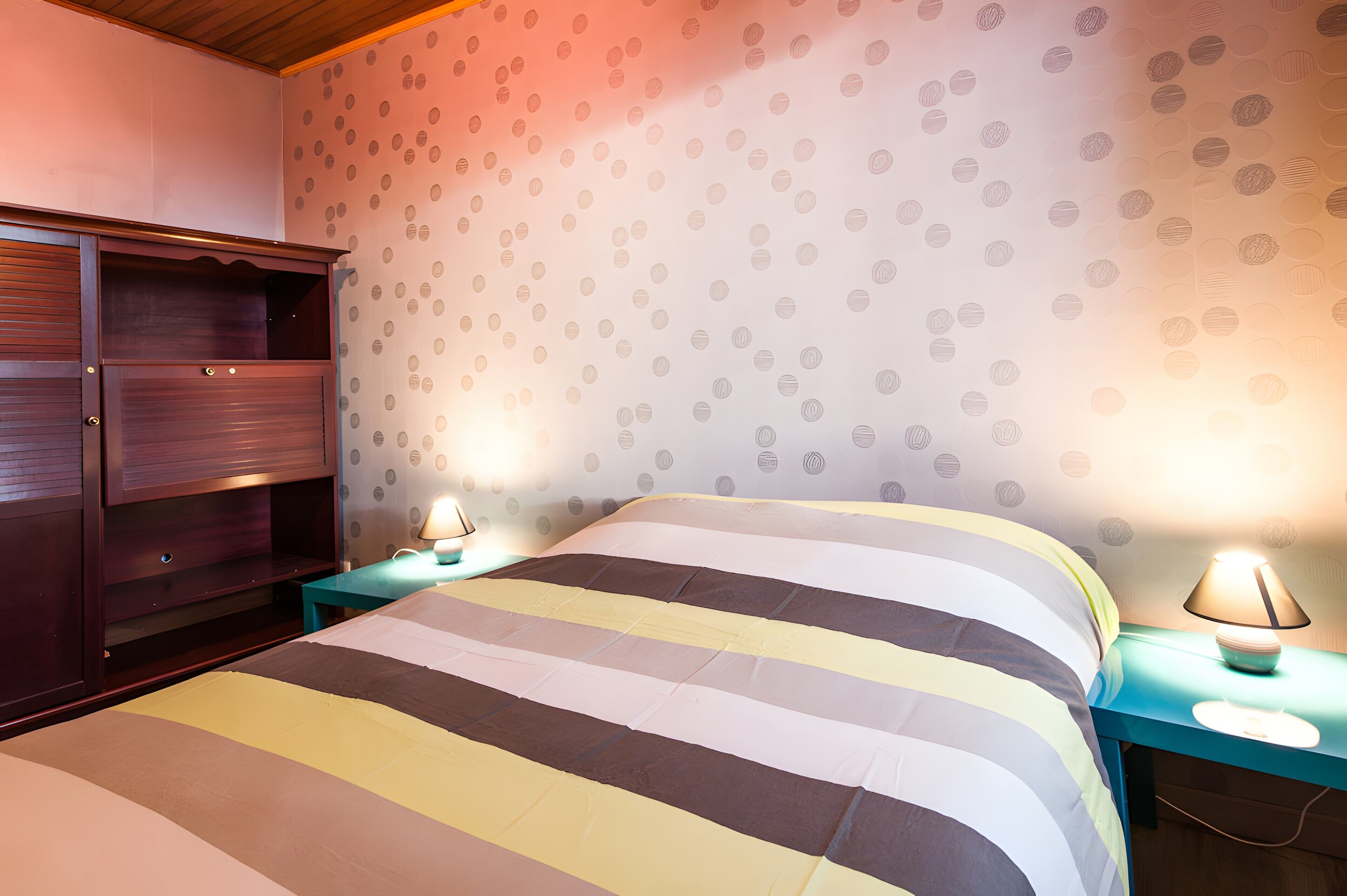 3 chambres, fer et planche à repasser, Wi-Fi, draps fournis