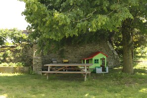 Outdoor dining - Holiday Home 'Gîte Du Pré Charmant' with Private Garden and Wi-Fi (Saint-Romain-les-Atheux)