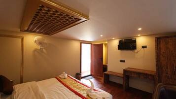 Deluxe Double Room, Lake View | Free WiFi