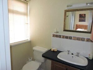 Standard Double Room, Garden View | Bathroom - The Meadows Bed and Breakfast (MONAGHAN)