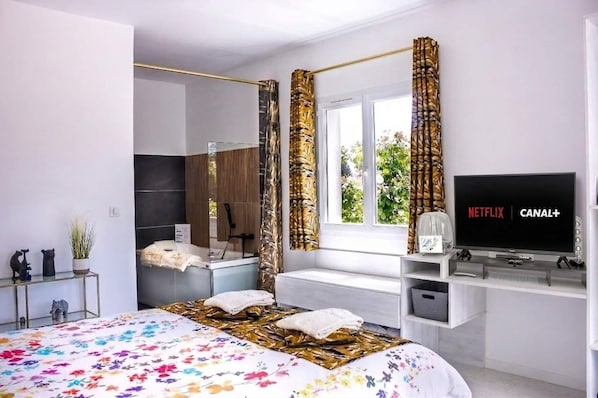 1 bedroom, WiFi, bed sheets - “Domaine des Lucques” Guest Room with Private Pool, Wi-Fi, and Air Conditioning (Mirepeisset)