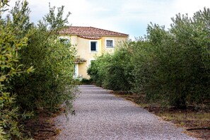 Exterior - “Domaine des Lucques” Guest Room with Private Pool, Wi-Fi, and Air Conditioning (Mirepeisset)