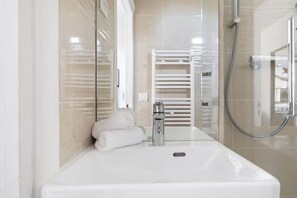 City-Apartment, Mehrere Betten, Nichtraucher, Blick auf den Innenhof | Badezimmer