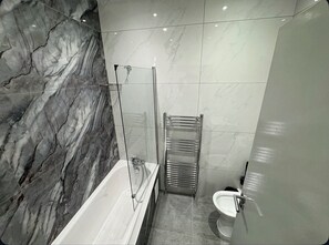 Hair dryer, towels, soap, toilet paper - Luxury 3 BR Retreat 5 min to Elizabeth Line (West Drayton)