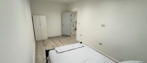 3 chambres, fer et planche à repasser, Wi-Fi, draps fournis