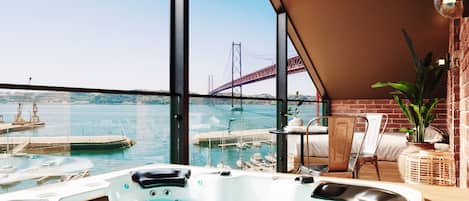 Suite, balcon, vue sur le fleuve | Literie hypoallergénique, coffre-fort, rideaux d’obscurcissement