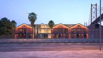 Um hotel com design arquitetônico moderno, destacando uma entrada imponente e fachada de tijolos.