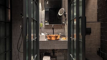 Douche, articles de toilette de luxe, sĂšche-cheveux, peignoirs
