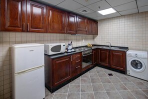 Private kitchen - Sunday Sharjah Aparthotel Formerly Royal Tulip (Sharjah)