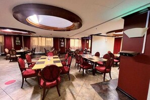 Dining - Sunday Sharjah Aparthotel Formerly Royal Tulip (Sharjah)