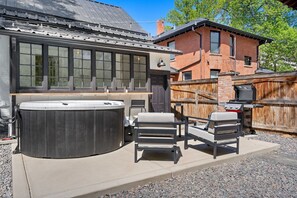 Hus - flere senge - boblebad - udsigt til have (Little Luxe Retreat) | Terrasse/gårdhave