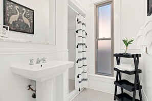 Hus - flera sängar - bubbelpool - utsikt mot trädgården (Little Luxe Retreat) | Badrum | Handdukar