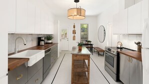 บ้านพัก, หลายเตียง, อ่างน้ำร้อน, วิวสวน (Little Luxe Retreat) | ครัวส่วนตัว