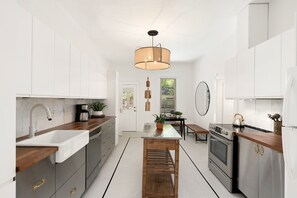 Hus - flere senge - boblebad - udsigt til have (Little Luxe Retreat) | Privat køkken