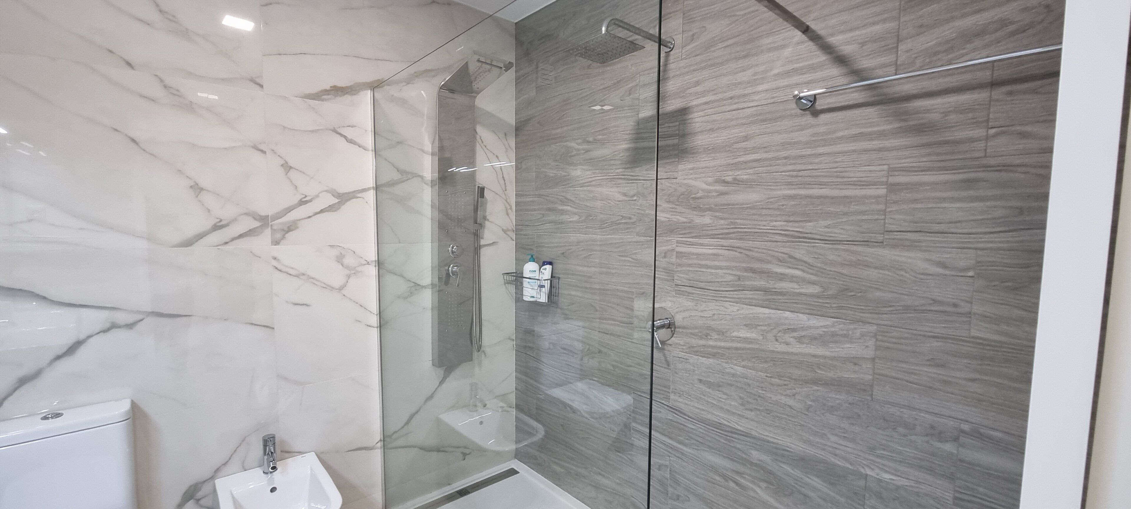 Sèche-cheveux, bidet, serviettes fournies, savon