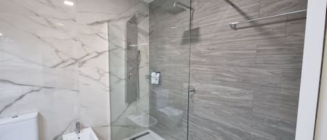 SĂšche-cheveux, bidet, serviettes fournies, savon