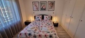 3 bedrooms, iron/ironing board, WiFi, bed sheets - Comfortable 3 bedroom near the beach! (Árvore)