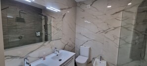 Secadora de cabello, bidet, toallas, jabón 