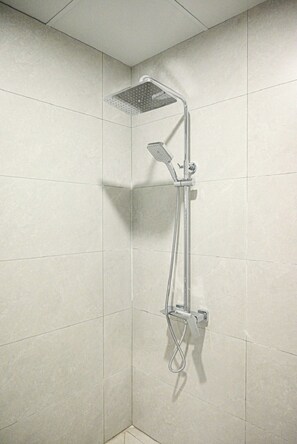 Shared Dormitory, City View | Bathroom - Lucky Eden Noi Bai Hotel (Hanoi)