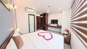 Premium bedding, down duvets, memory-foam beds, minibar - Lucky Eden Noi Bai Hotel (Hanoi)