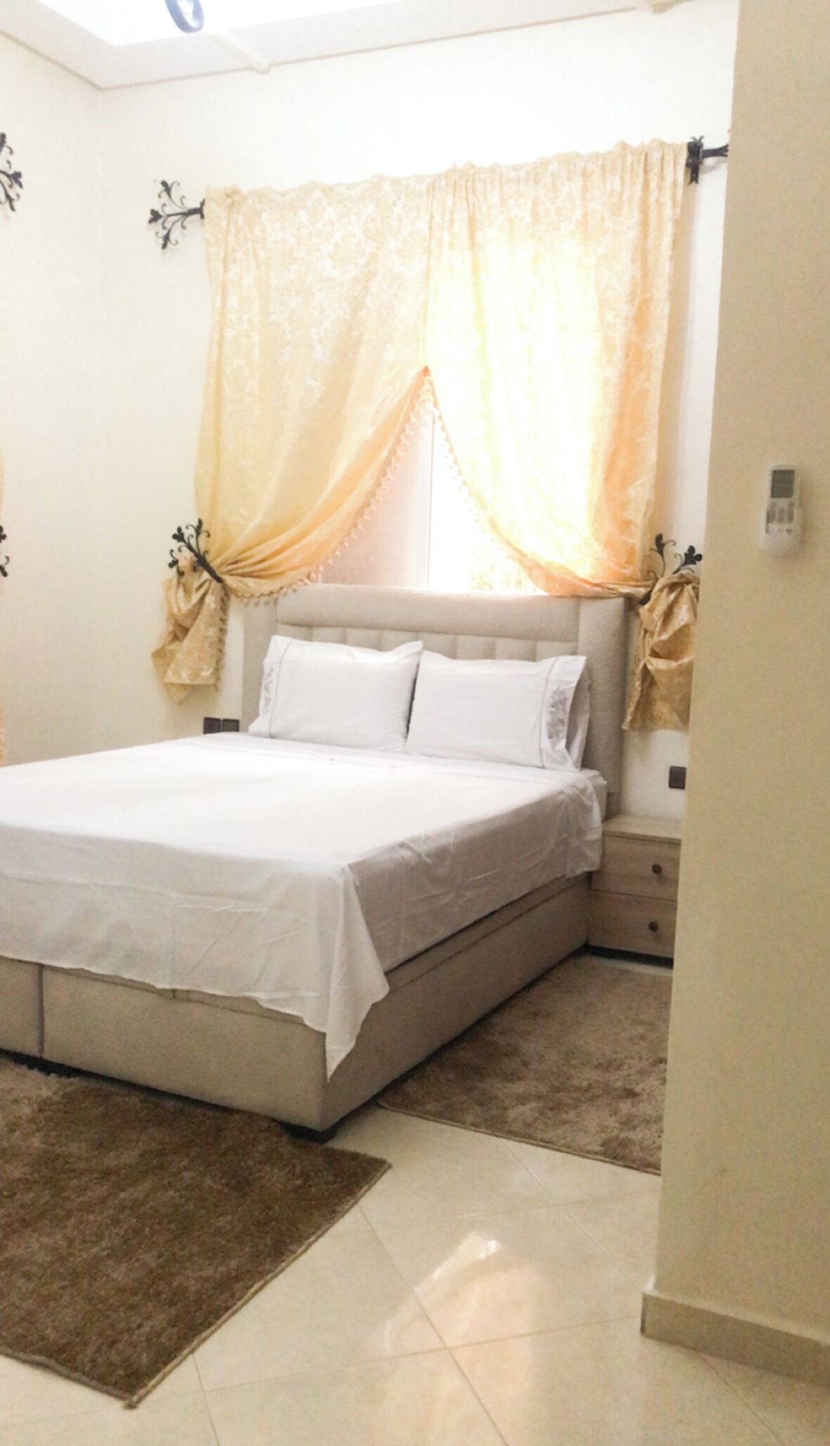 5 bedrooms, internet, bed sheets