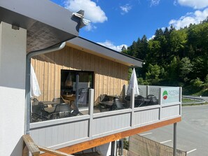 House | Outdoor dining - Moderne Wohnung an der Skipiste Nahe Winterberg (Winterberg)