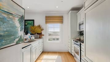 Coffee/tea maker, microwave, dishwasher, toaster