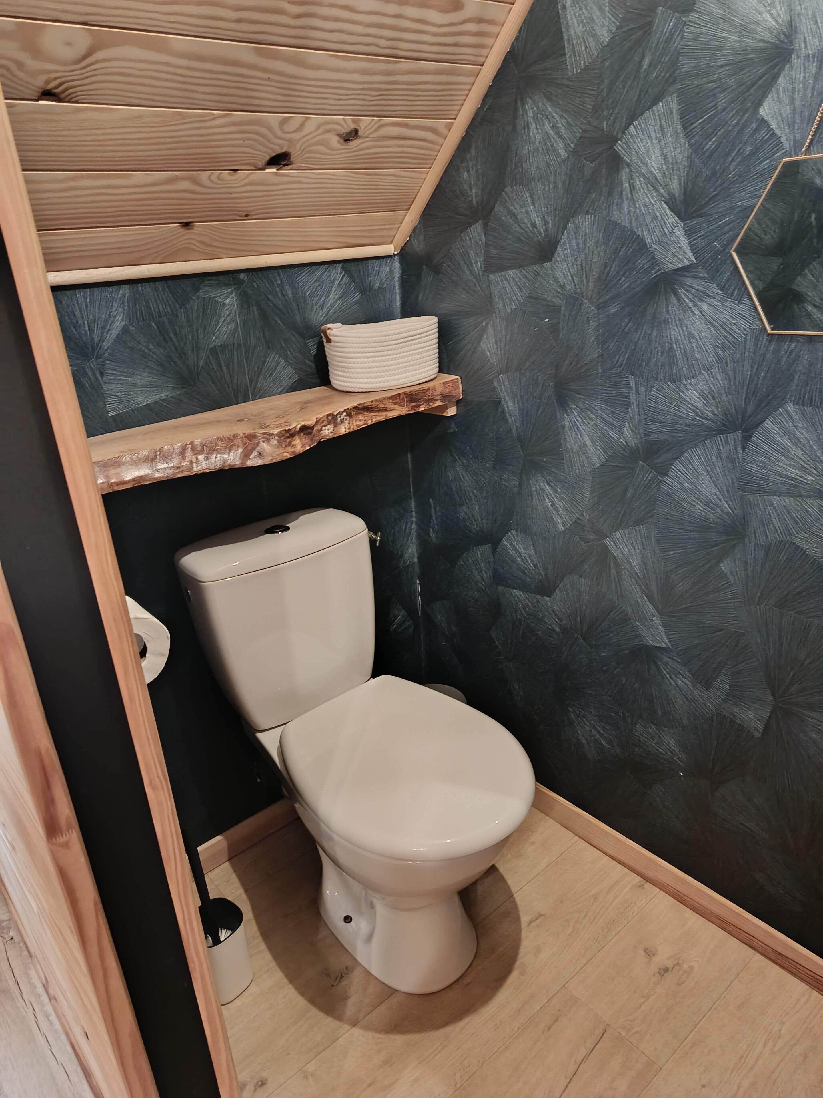 Een douche, een haardroger, handdoeken, zeep