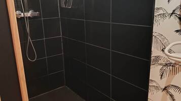 Een douche, een haardroger, handdoeken, zeep