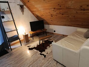 Living area - Gîte le Highland at l'Estive du Clozel On a quiet Gr30 route, near Besse (Besse-et-Saint-Anastaise)