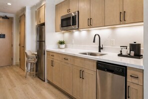 Private kitchen - Downtown Toronto Studio Retreat. City Lights Await! (Toronto)