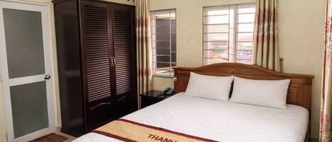 Escritorio y cortinas blackout