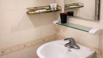 Basic-Doppelzimmer | Badezimmer | Dusche, kostenlose Toilettenartikel, Haartrockner, Hausschuhe