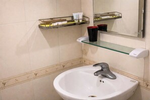 Habitación básica doble | Baño | Regadera, amenidades de baño gratuitas, secadora de cabello, pantuflas