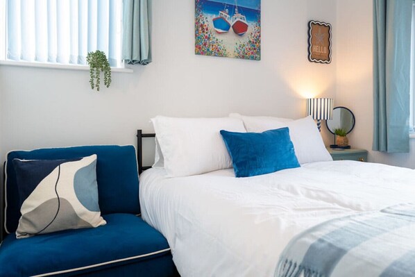 Tabla de planchar con plancha, wifi y ropa de cama 