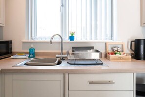 Fridge, microwave, stovetop, coffee/tea maker - The Little Blue House | Contractors & Couples (Blue Town)