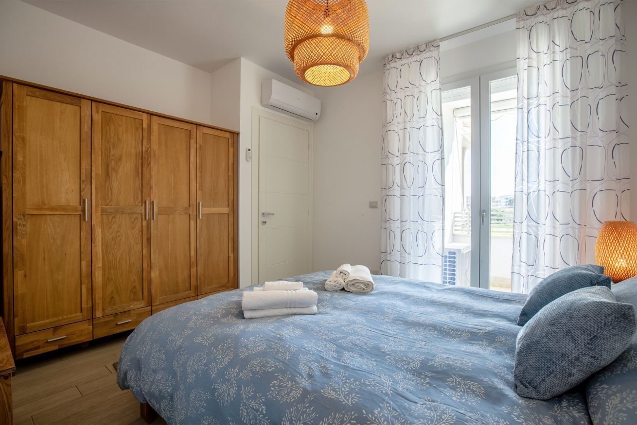 Skrivebord, strykejern/-brett og reiseseng for barn