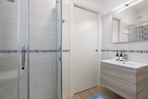 Shower, bidet, towels, toilet paper - Casa Eolo. Appartamento con terrazza e box privato. (Alghero)