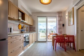 Fridge, microwave, dishwasher, electric kettle - Casa Eolo. Appartamento con terrazza e box privato. (Alghero)
