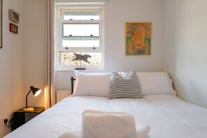 Desk, iron/ironing board, WiFi, bed sheets - Stylish 3-Bed Home | Garden, Parking & Near Quay (Kent)