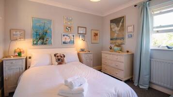 Desk, iron/ironing board, WiFi, bed sheets
