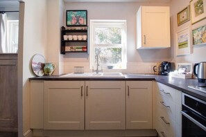 Fridge, microwave, oven, stovetop - Stylish 3-Bed Home | Garden, Parking & Near Quay (Kent)