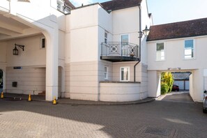 Exterior - Stylish 3-Bed Home | Garden, Parking & Near Quay (Kent)